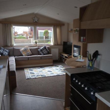 D24 Is A 2 Bedroom 6 Berth Caravan Close To The Beach On Whitehouse Leisure Park In Towyn Near Rhyl With Decking And Private Parking Space This Is A Pet Free Caravan Abergele Dış mekan fotoğraf