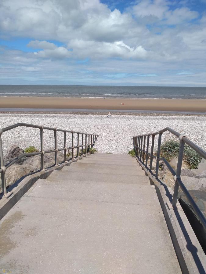 D24 Is A 2 Bedroom 6 Berth Caravan Close To The Beach On Whitehouse Leisure Park In Towyn Near Rhyl With Decking And Private Parking Space This Is A Pet Free Caravan Abergele Dış mekan fotoğraf