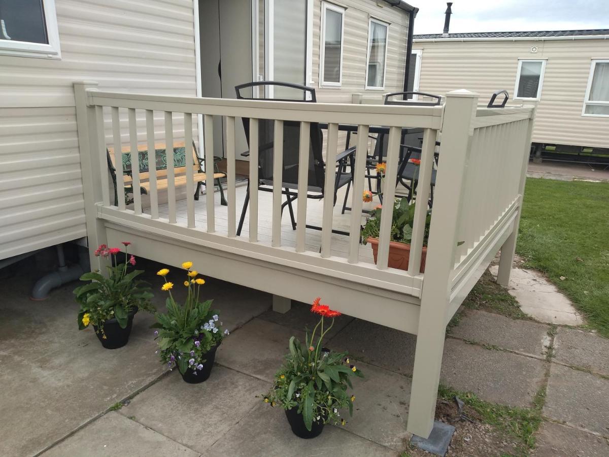 D24 Is A 2 Bedroom 6 Berth Caravan Close To The Beach On Whitehouse Leisure Park In Towyn Near Rhyl With Decking And Private Parking Space This Is A Pet Free Caravan Abergele Dış mekan fotoğraf