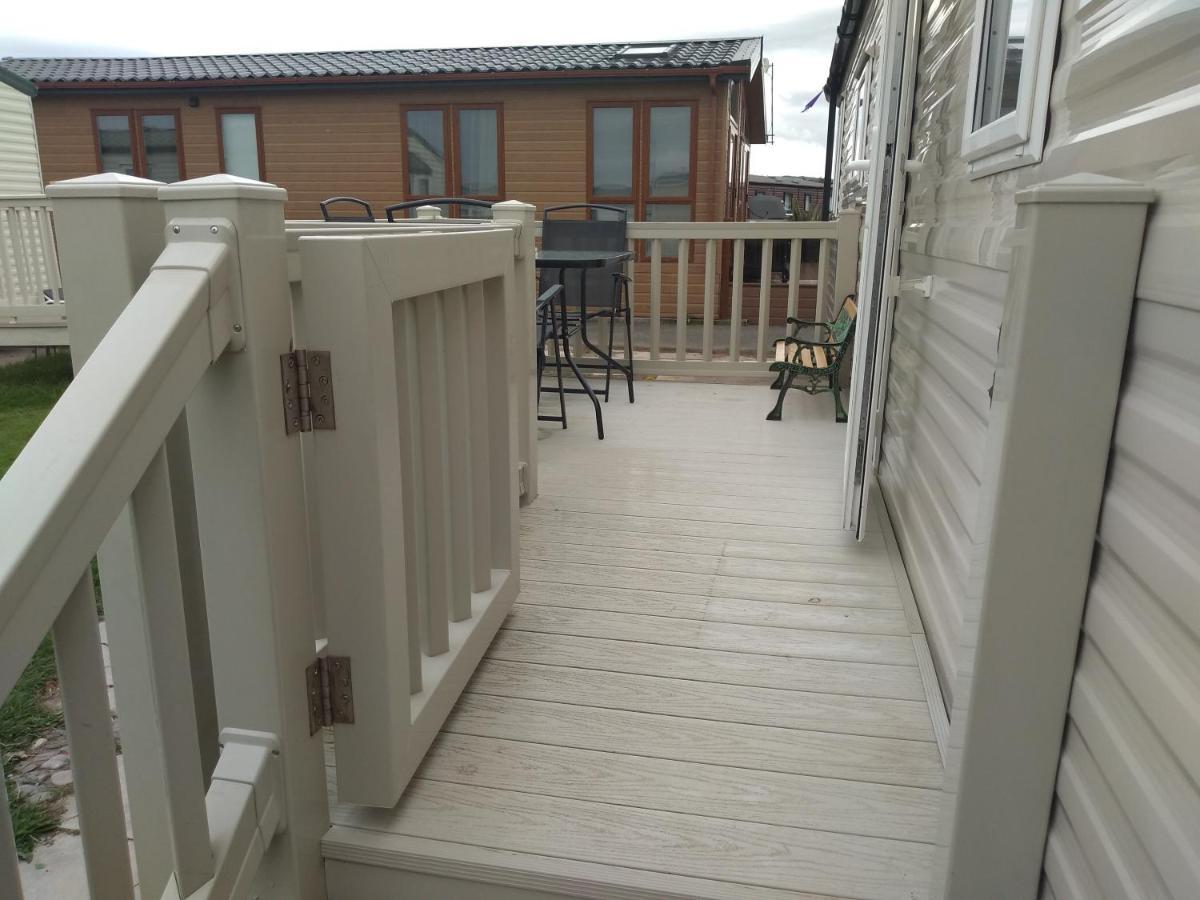 D24 Is A 2 Bedroom 6 Berth Caravan Close To The Beach On Whitehouse Leisure Park In Towyn Near Rhyl With Decking And Private Parking Space This Is A Pet Free Caravan Abergele Dış mekan fotoğraf
