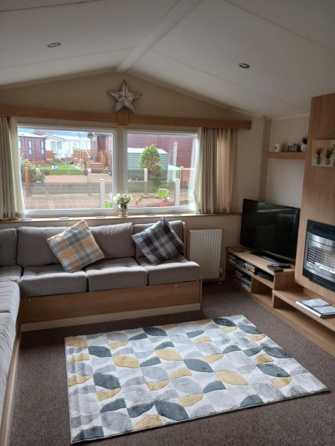 D24 Is A 2 Bedroom 6 Berth Caravan Close To The Beach On Whitehouse Leisure Park In Towyn Near Rhyl With Decking And Private Parking Space This Is A Pet Free Caravan Abergele Dış mekan fotoğraf
