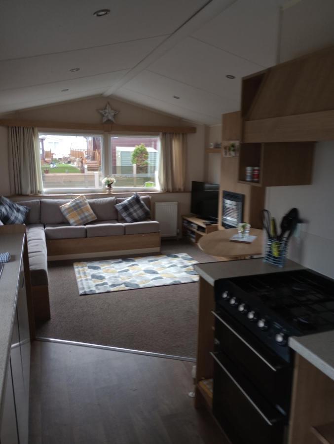 D24 Is A 2 Bedroom 6 Berth Caravan Close To The Beach On Whitehouse Leisure Park In Towyn Near Rhyl With Decking And Private Parking Space This Is A Pet Free Caravan Abergele Dış mekan fotoğraf