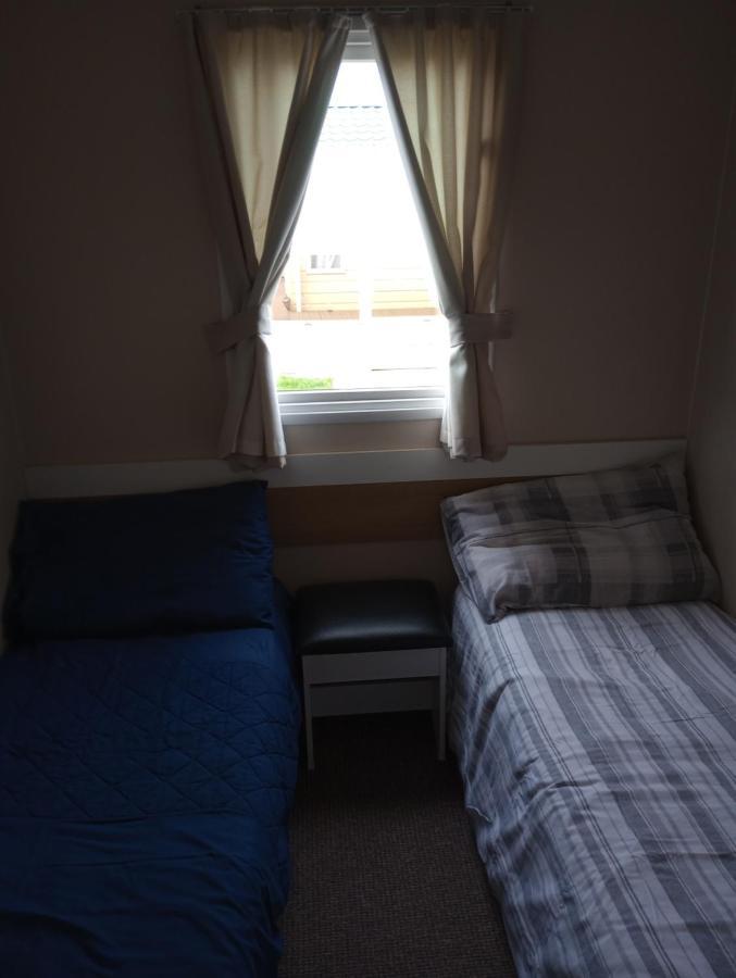 D24 Is A 2 Bedroom 6 Berth Caravan Close To The Beach On Whitehouse Leisure Park In Towyn Near Rhyl With Decking And Private Parking Space This Is A Pet Free Caravan Abergele Dış mekan fotoğraf